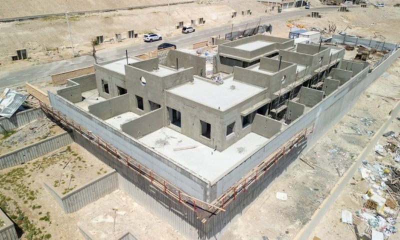 החלו שלבי הכנת התשתית והריצוף במבנה הקבע של מרכז המרפא "חיים לילד" בים המלח