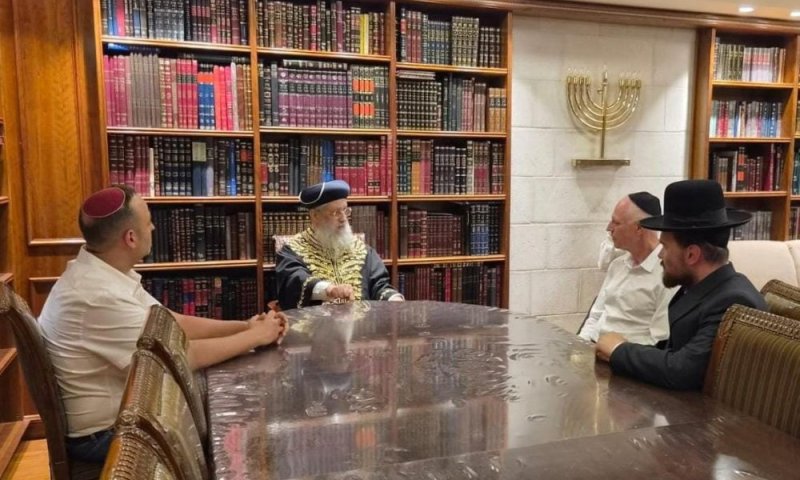 הנהלת 'אסותא אופטיק' התקבלה במעונו של הראשון לציון הגר"ד יוסף 