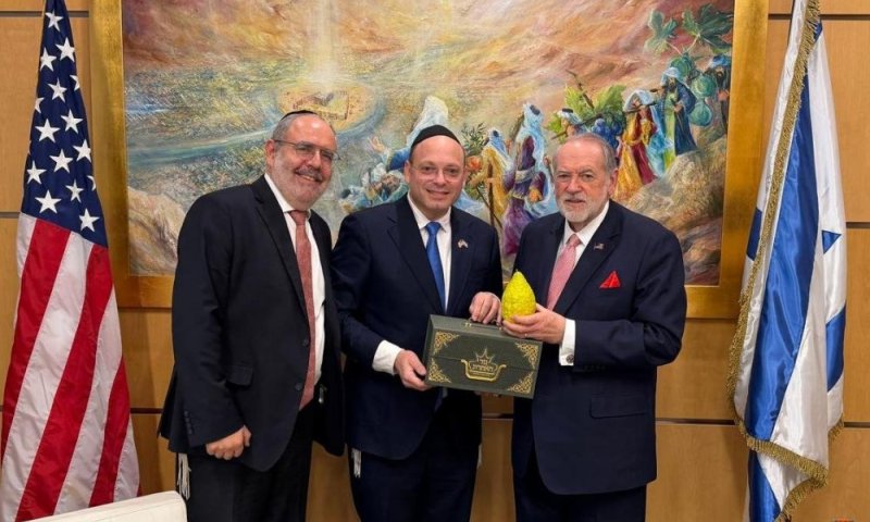 "מעולם לא ראיתי דבר כזה": שגריר ארה"ב הופתע עם אתרוג חזון איש לחג