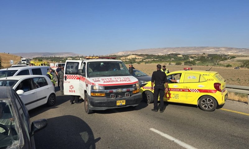 &rlm;תאונה קשה בכביש 90: שבעה נפגעים פונו לבית החולים