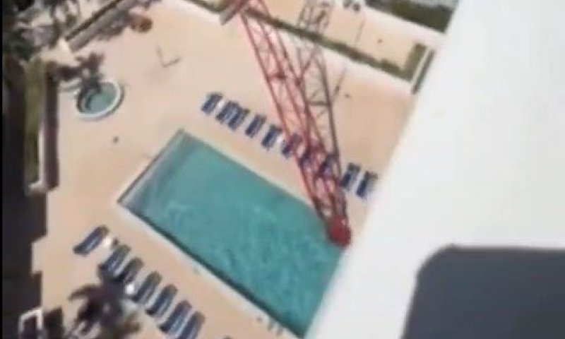 מיאמי: מנוף ענק התמוטט לתוך בריכה של בניין מגורים