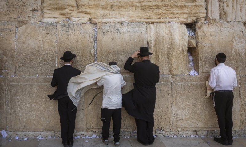 בציפייה לגאולה בקרוב: עם ישראל מתאבל על חורבן בתי המקדש
