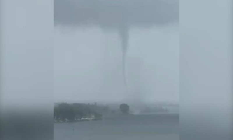 תיעוד נדיר: נד מים מרהיב התפתח מעל אגם בגרמניה