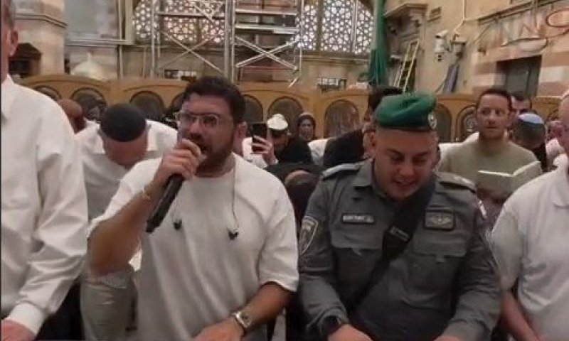 סליחות במערת המכפלה: עשרות מתפללים בקברי האבות