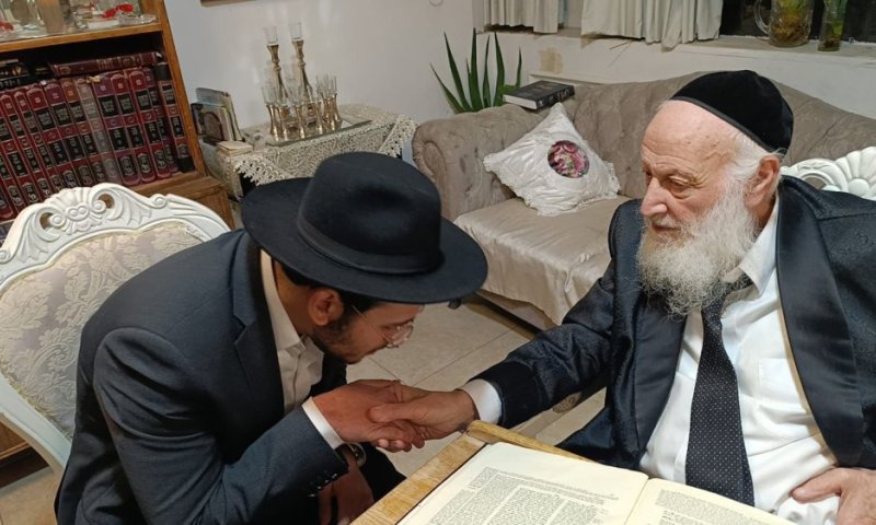 אסיר עולם התורה בביקור חיזוק אצל חבר המועצת של ש"ס