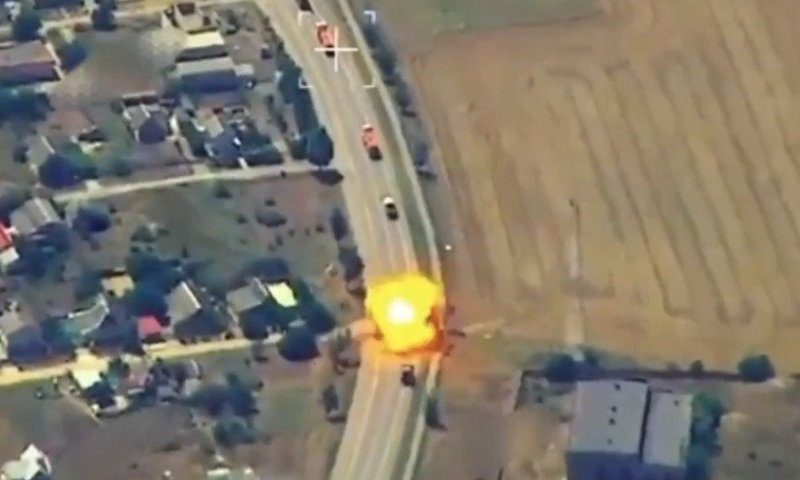 תיעוד: רחפנים אוקראינים משמידים שיירת דלק רוסית 