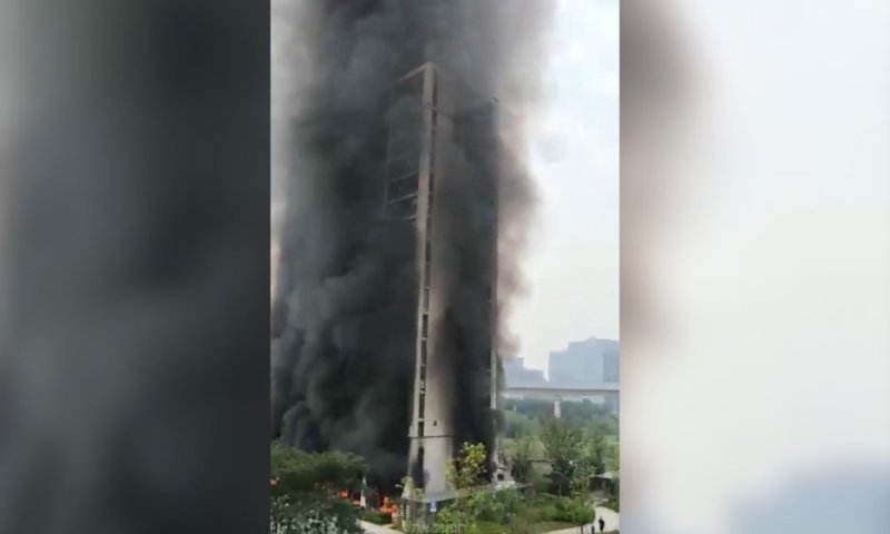 סין: סוללת האופניים התלקחה וגרמה לדליקת ענק בבניין רב קומות 
