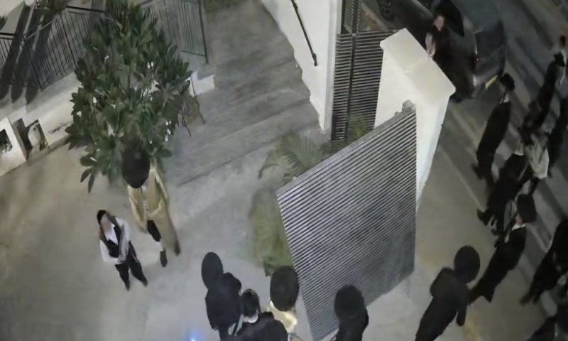 עשרות פורעים פורצים לתוך ביתו של ראש העיר בית שמש 