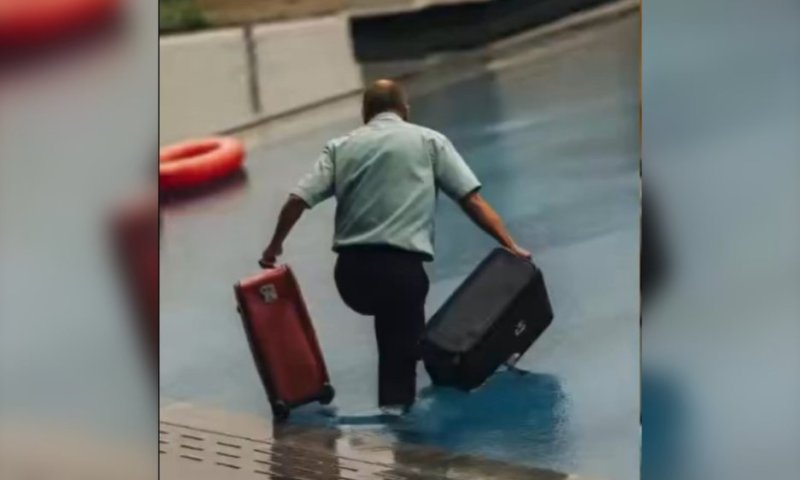 תיעוד משעשע בסין: עובד בית המלון "צלל" לבריכה יחד עם המזוודות 