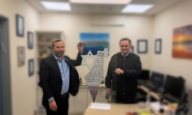 במהלך המערכה מול איראן: שר הביטחון וישראל גנץ נועדו בקריה