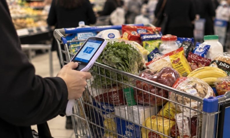 הקניות בסופר שהפכו לסיוט: תחזיקו חזק חזק בבינה האנושית הנכחדת / טור משעשע
