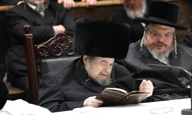 מדוע הוציא האדמו"ר מבעלזא עט מהכיס באמצע הטיש?