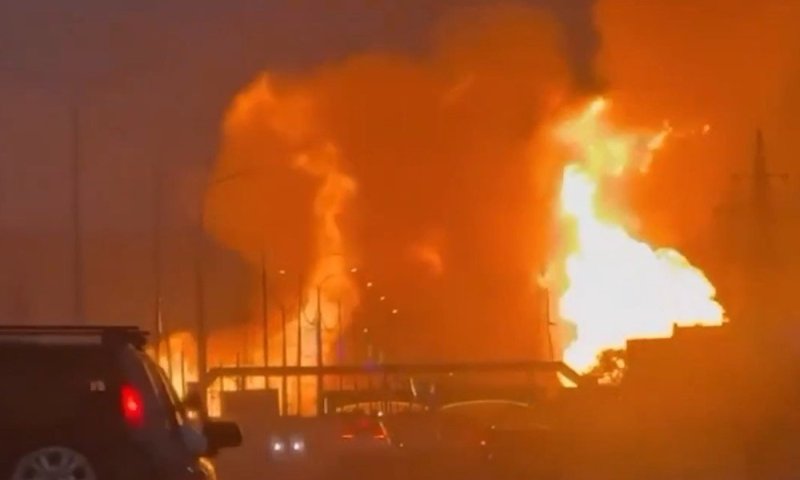 שרפת ענק בדגסטן: תחנת חלוקת גז עלתה באש, נשקל פינוי תושבים