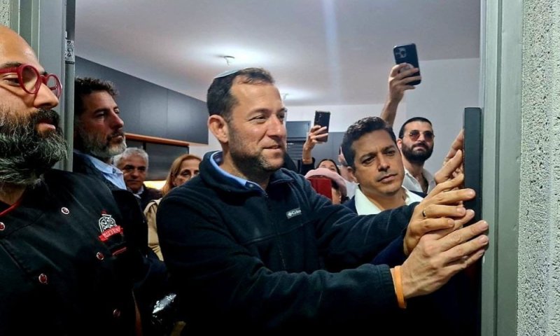 מרגש: יוסי דגן והשר שיקלי קבעו מזוזה בבית עולי צרפת שעברו לשומרון