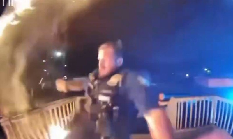 תיעוד דרמטי מטנסי: שוטר פרץ לדירה בוערת וחילץ אם ושני ילדים