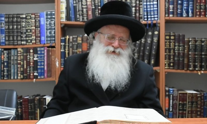 רבי אהרן טויסיג בסערת לב בוכה בדמעות שליש