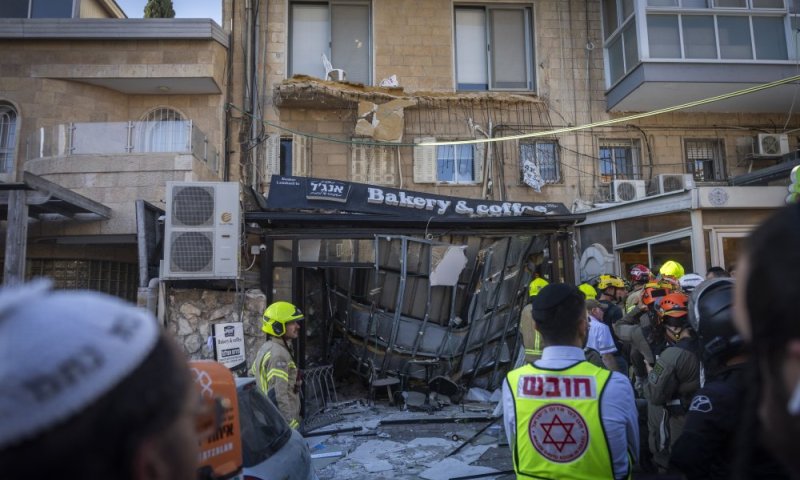 ירושלים: מרפסת קרסה על מאפייה ברחביה, בן 80 חולץ ללא רוח חיים