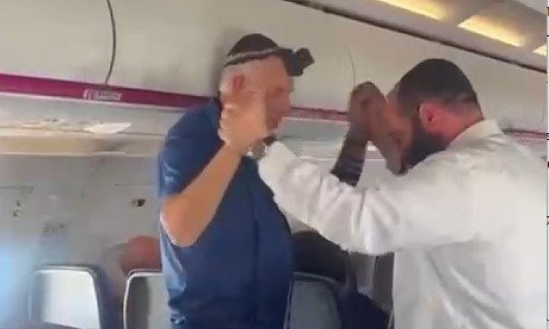 בדרך לבולגריה: המטוס כולו חגג בר מצווה ליהודי שהניח תפילין לראשונה בחייו