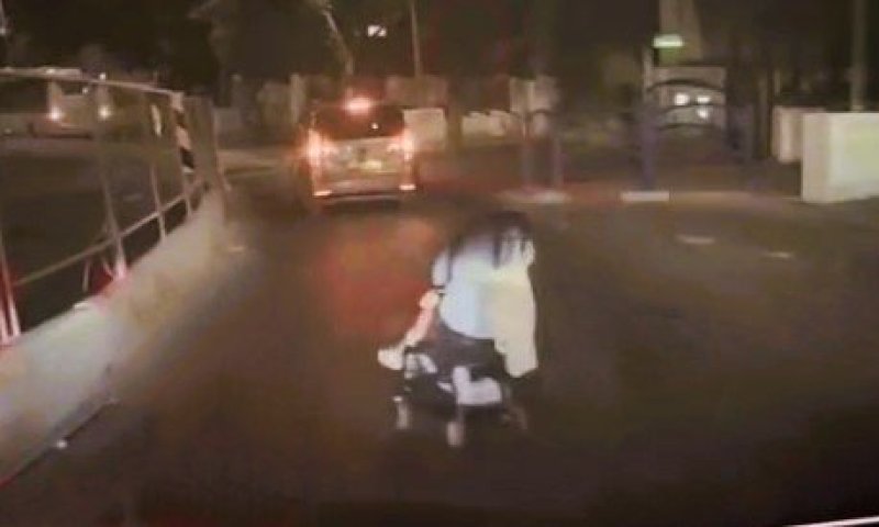 נס גדול בבית שמש: עגלה עם תינוק הידרדרה לכביש - נהג הרכב בלם ועצר אותה