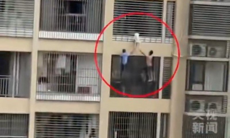 דרמה בסין: פעוטה נתקעה מחוץ לסורגים בקומה ה12 - השכנים הצמידו לה כיסא