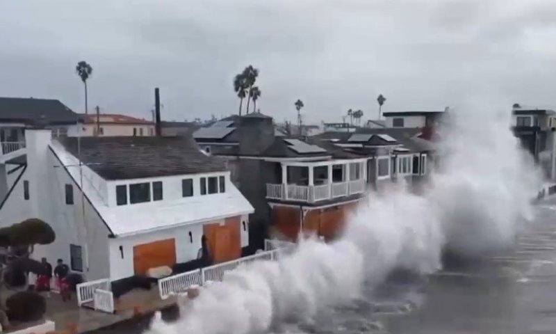 תיעוד דרמטי: גלי ענק היכו בעוצמה בבתי מגורים בדרום קליפורניה