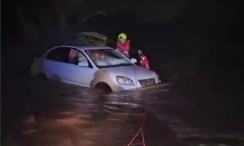 נהגים נלכדו בשטפונות, כך נראים החילוצים המורכבים | הכבישים שעדיין חסומים