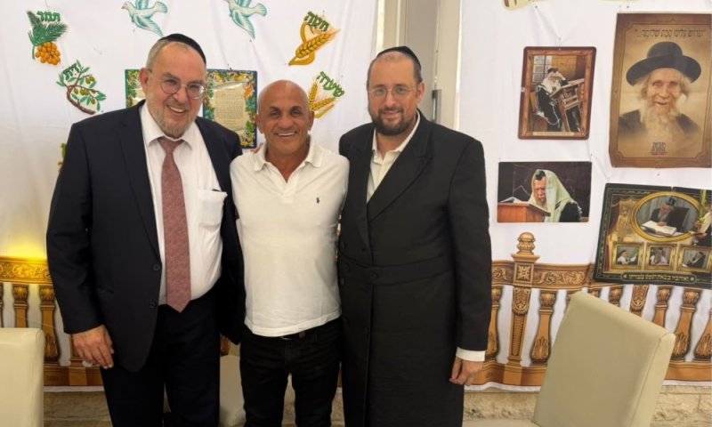 אביו של גיבור ישראל אסף חממי הי"ד בסוכת יעקב אשר: "אני בוכה רק מול ספר תורה"
