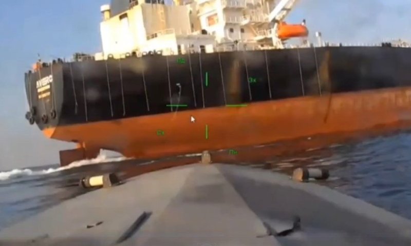 צפו: כלי שייט בלתי מאויש של צבא אוקראינה פוגע במכלית רוסית 