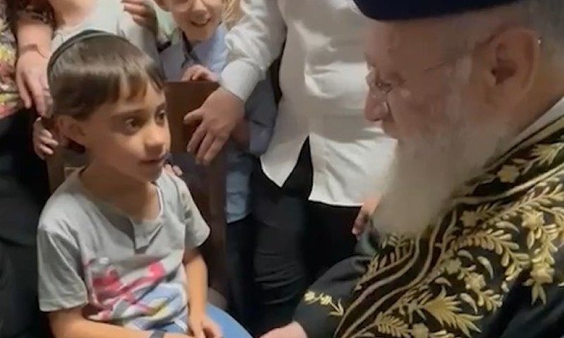 תיעוד קורע לב: הילדים הקדושים של הנרצח הקדוש באמירת קדיש