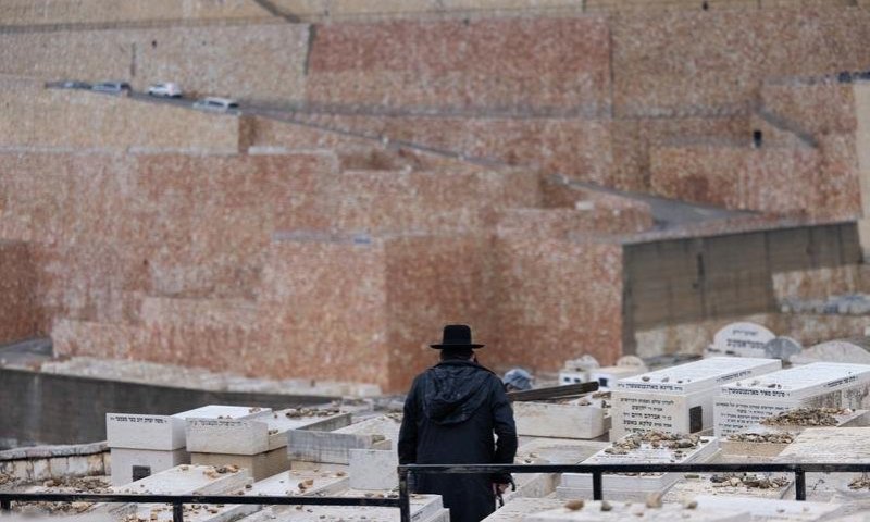 חתן ללא משענת: משה גדל בלי אבא ואיבד את אמא; מי יחתן אותו?