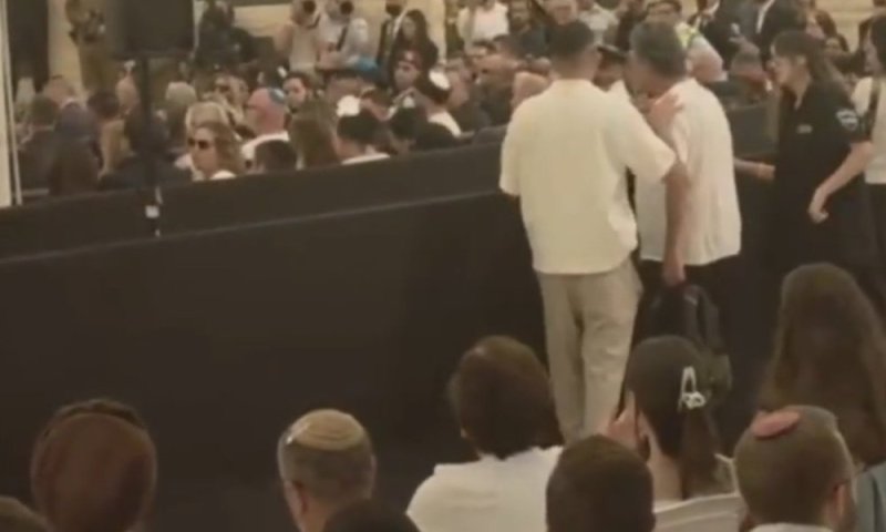 אב שכול קטע את נאום נתניהו: "לא הגנת על הבן שלי"