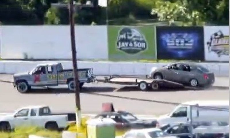 התחרות הכי הזויה שתראו: הנהגים נדרשו לחנות על גרר תוך כדי מרוץ