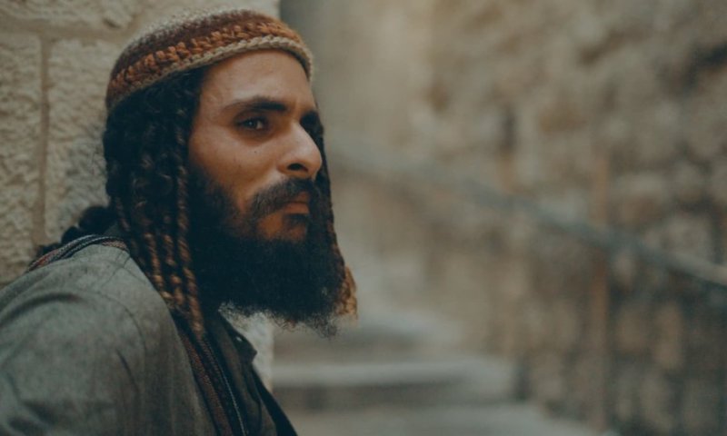 מהמדבר אל הבירה: המסע המפתיע של שחר עזרא