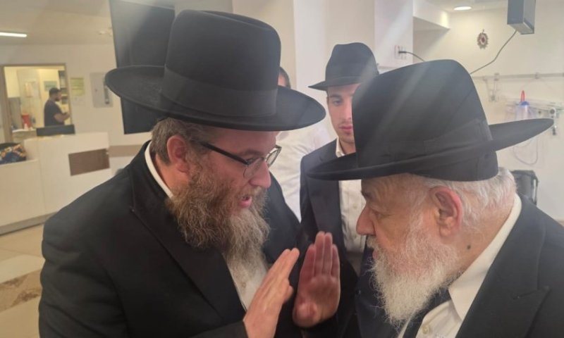 הגרא"י קוק בביקור חולים אצל הגר"ד קוק: "לא להרפות מהתפילות"