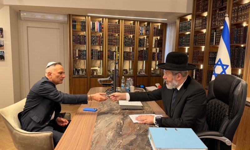 יו"ר התאחדות העובדים הזרים בישראל אלדד ניצן מכר את החמץ בלשכת הגר"ד לאו