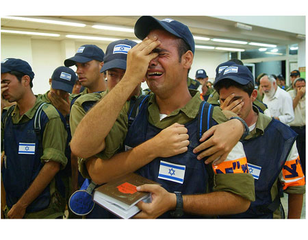 בוכים על ההרס? בפינוי גוש קטיף. צילום: ישראל ברדוגו
