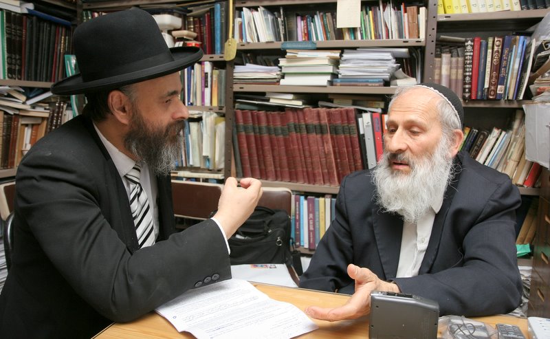 הרב יעקב ב. פרידמן והרב שלמה אבינר, במהלך העימות. צילום: עזרא לנדא