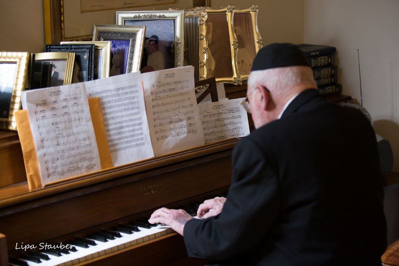 הרב בן ציון שנקר על הפסנתר בביתו. צילום: ליפא שטאובר