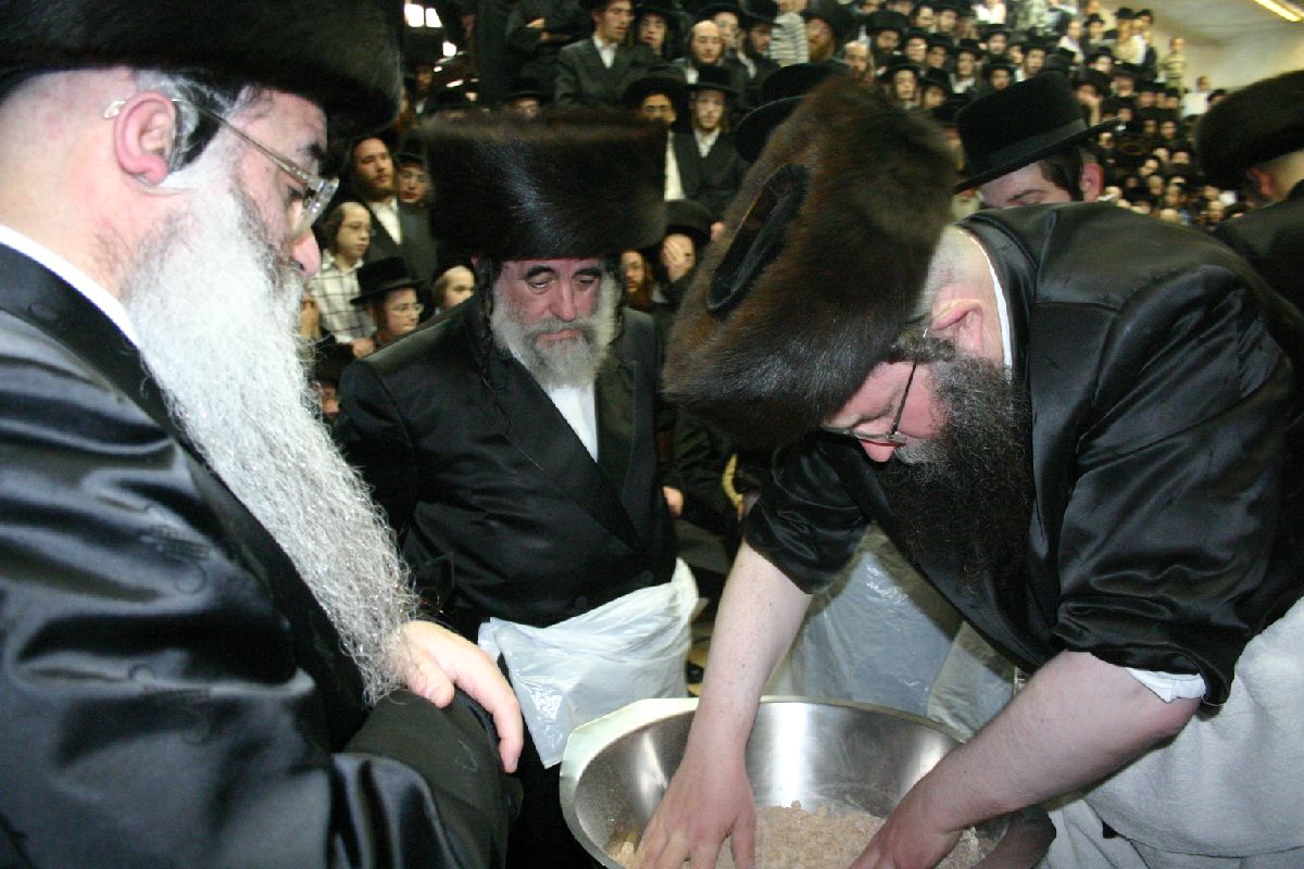 הרב ישראל וינברגר מכין את הקמח לרבי מויזניץ