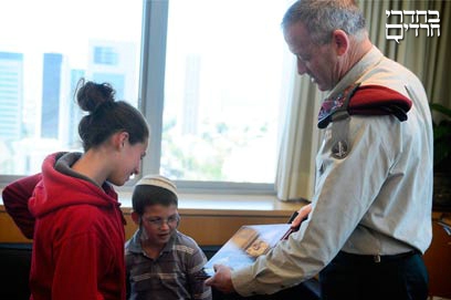 הרמטכ"ל גנץ עם רועי ותמר פוגל שניצלו, בסוף השבוע (צילום: דובר צה"ל) 