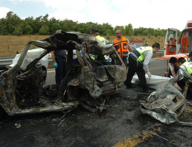 גופת הבחור מפונה מזירת התאונה בכביש 6. צילום: דוברות זק"א