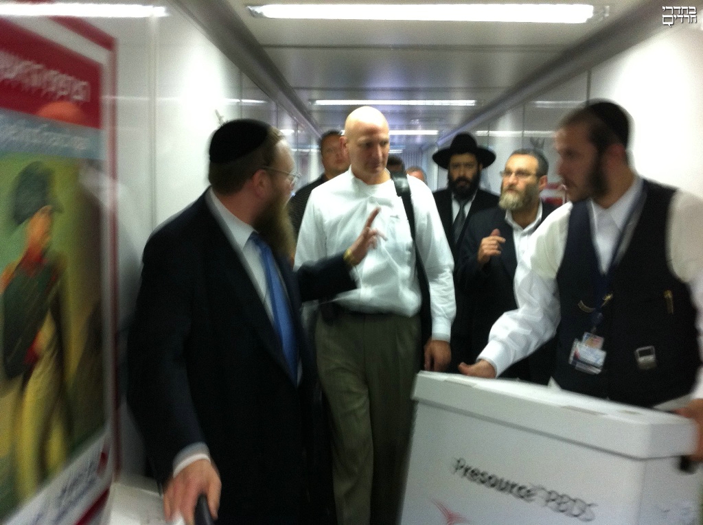 ד"ר דניאל קליר עם רדתו מהמטוס. צילום: בחדרי חרדים