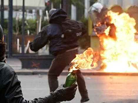ממראות המהומות ביוון