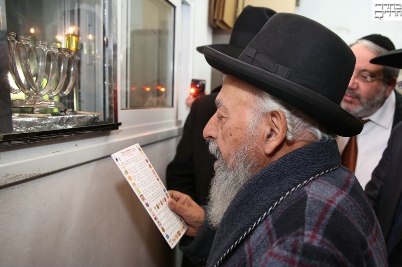 יגאל גואטה בהדלקת נר חנוכה בבית הגר"ש בעדני (צילום: יעקב כהן)