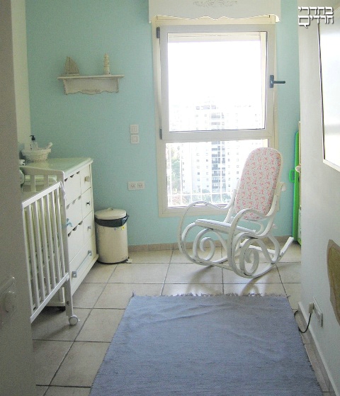 בתמונה: חדר תינוק – קטן, אך מרגיע ויפה, ובהחלט מספיק.
