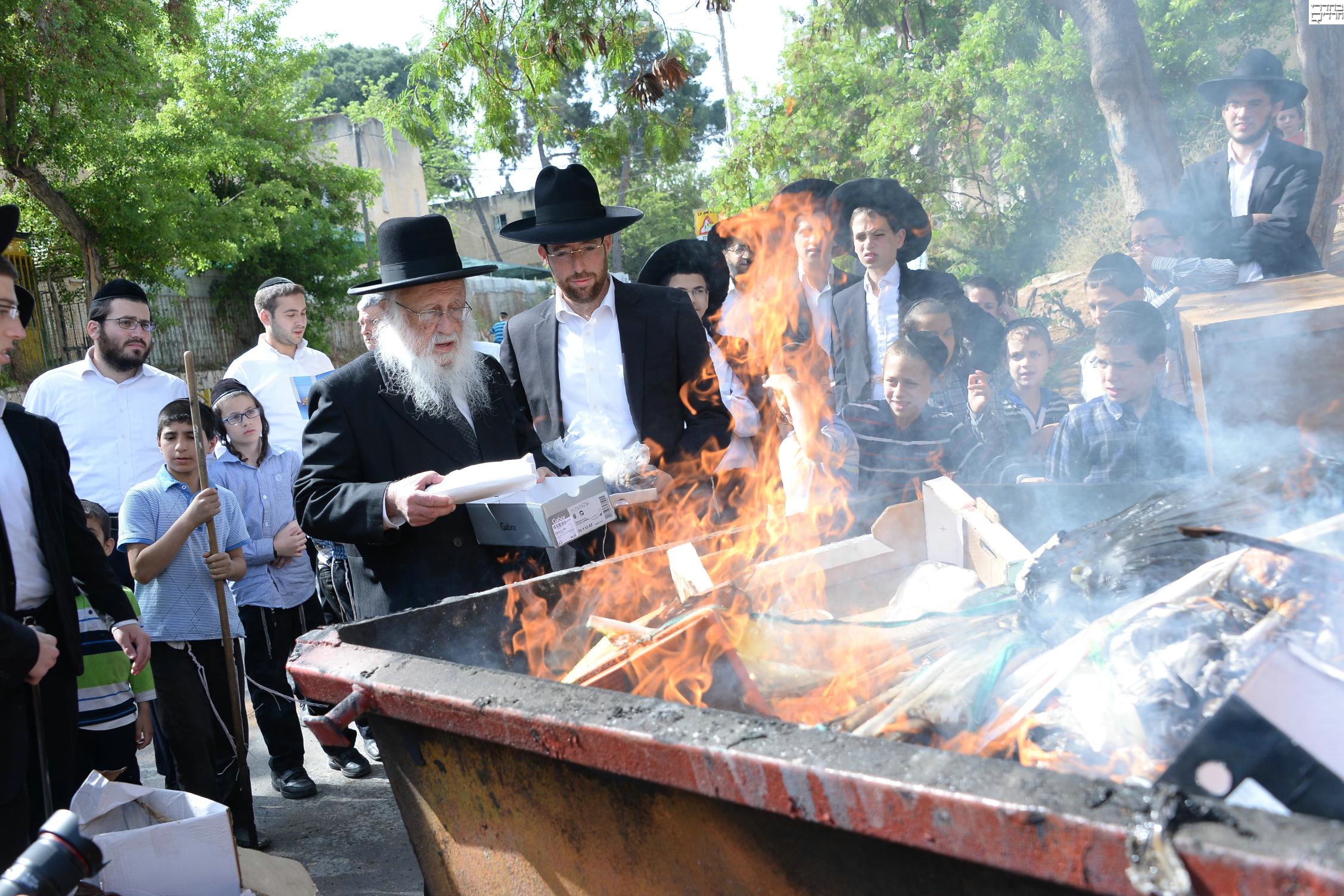 שריפת חמץ בבני ברק. צילום: שוקי לרר