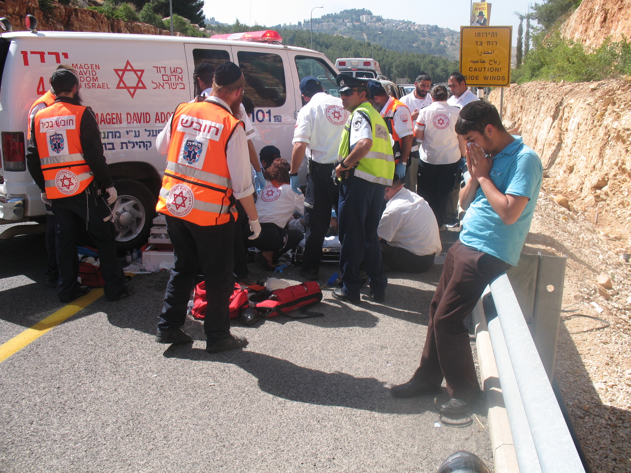 כונני ההצלה בעת ביצוע ההחייאה הבוקר. צילום: בחדרי חרדים