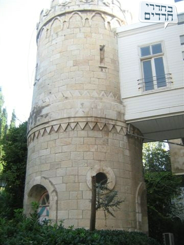 מגדל בחצר