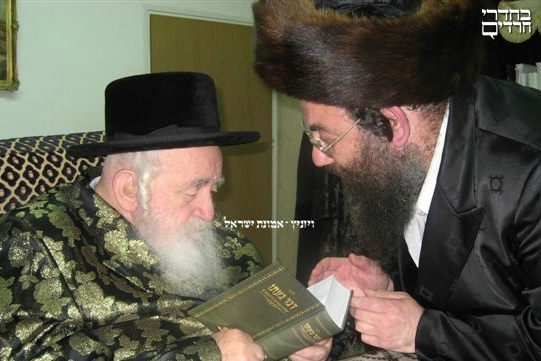הרב מרדכי גנוט עם רבו האדמו"ר מויז