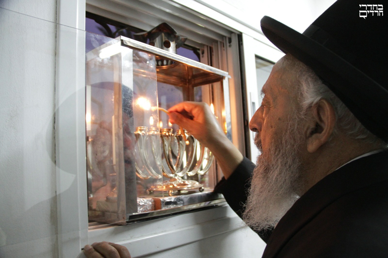 הגר"ש בעדני בפתח ביתו